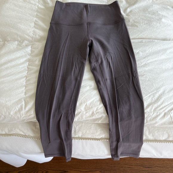 UNIQUE Lululemon Cropped Align Leggings in Graphite Purple - Picture 4 of 9